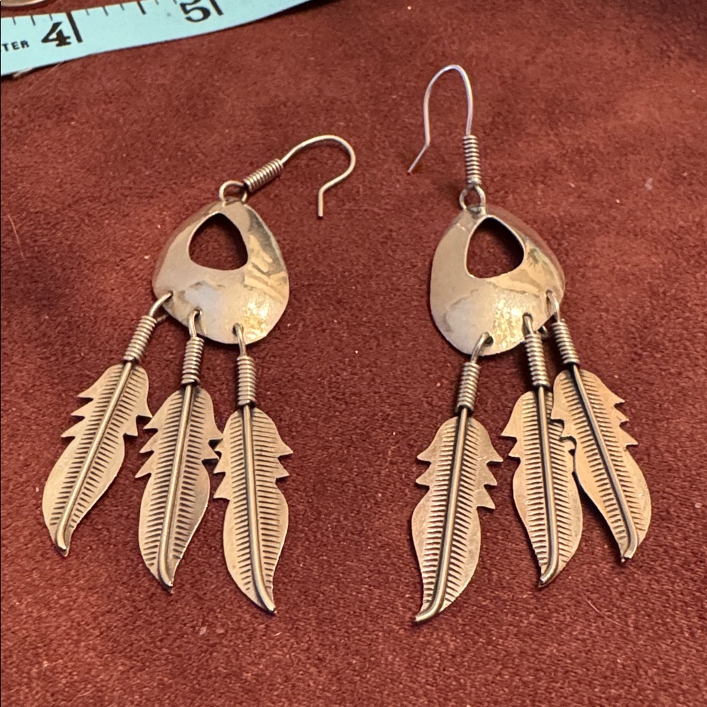 Silver D Ashley feather design earrings 🐈‍⬛ stamped